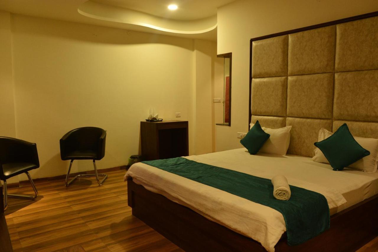Couette-café Hotel Red Velvet Suites Delhi Airport 3*