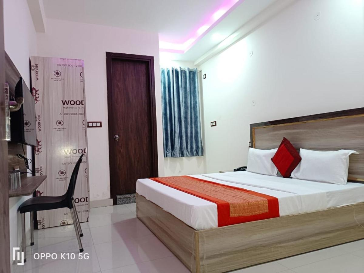 Hotel Red Velvet Suites Delhi Airport Couette-café