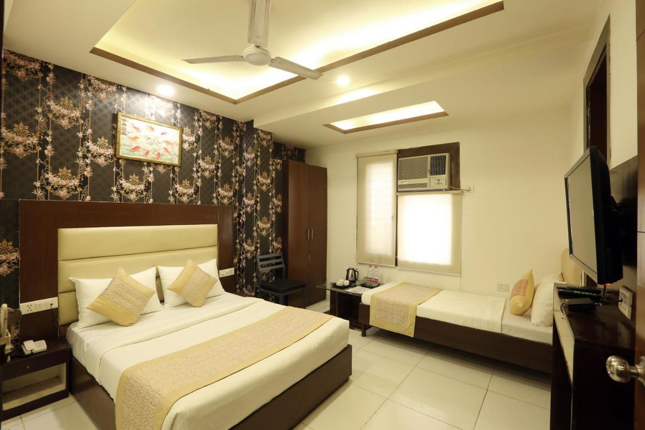 Couette-café Hotel Red Velvet Suites Delhi Airport 3*